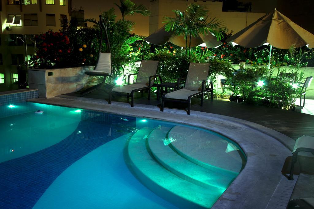 Hotel Atlantico Tower ริโอเดจาเนโร ภายนอก รูปภาพ A swimming pool with a swimming pool light