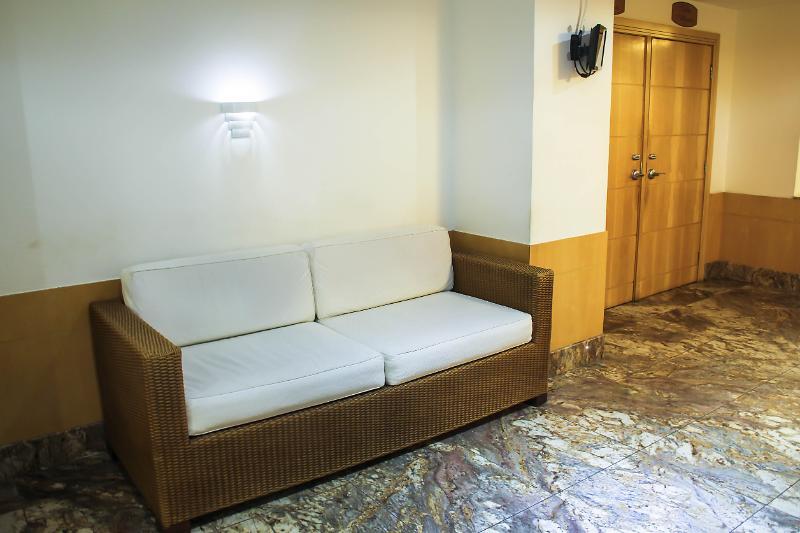 Hotel Atlantico Tower ริโอเดจาเนโร ภายนอก รูปภาพ A sofa in a hotel room.